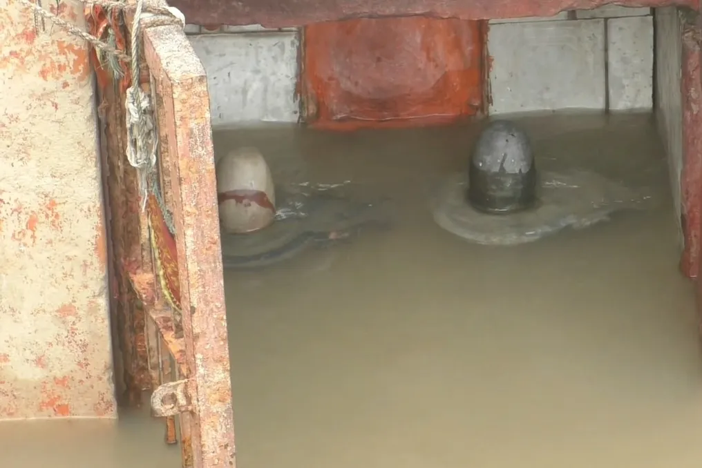 Ganga darajasi Varanasiʼda oshib bormoqda: Ratneshwar Mahadeva mandori 9 gradusga egilib qolgan, ghatlar pogʻonalar suv bilan toʻlib ketdi