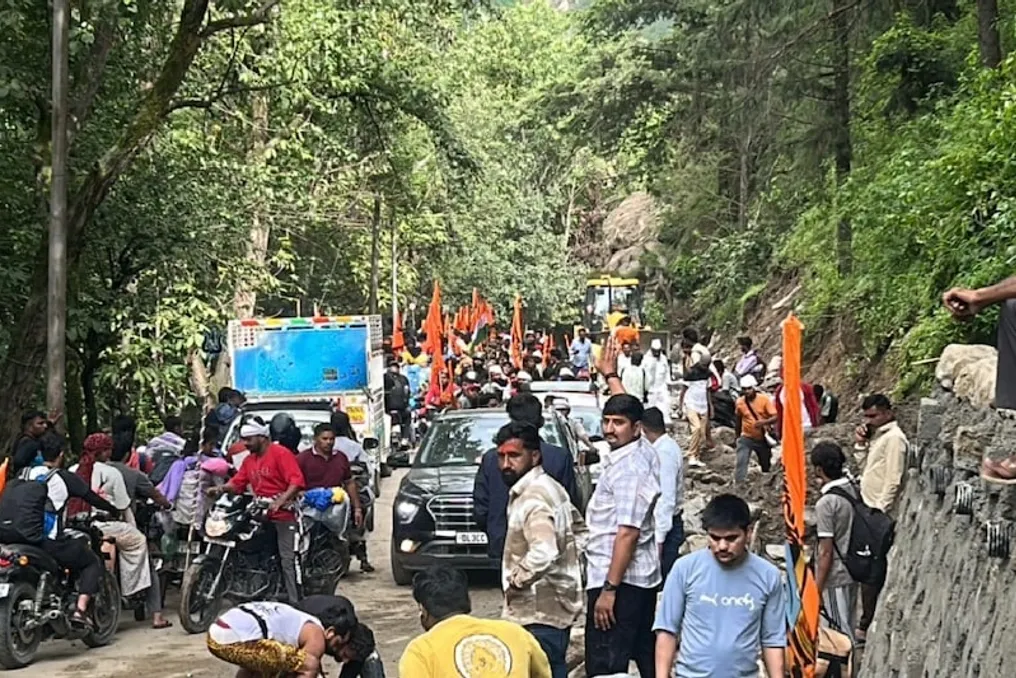 Severe traffic jam formed on the Badrinath-Hemkund route due to road works; pilgrims and schoolchildren are stuck in the congestion