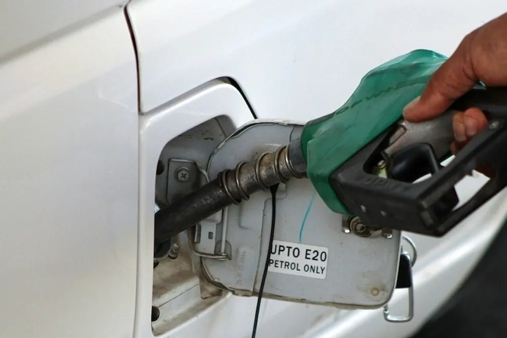 Нефтяные компании опровергли заявления о подделке бензина E20; качество подтверждено проверками