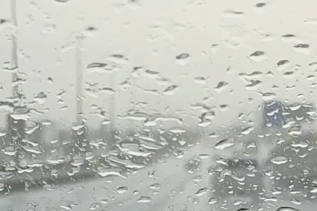 Умеренный дождь обрушился на участки между Дубаем и Шарджей на Emirates Road