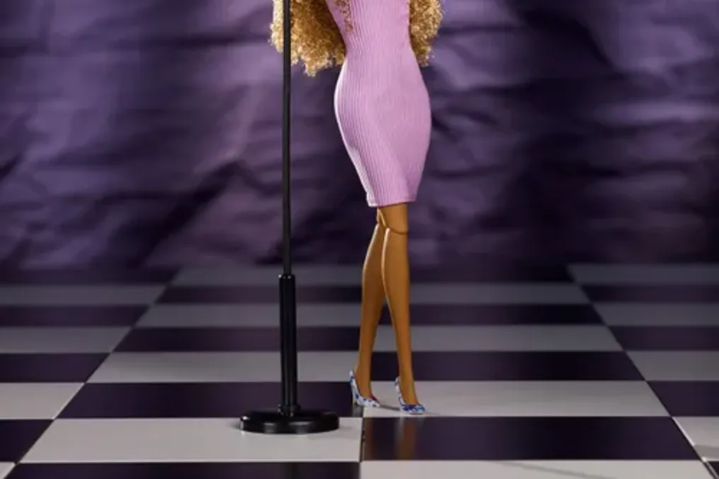 Mattel выпустила коллекционную куклу Barbie, посвященную образу Уитни Хьюстон из клипа «I Wanna Dance With Somebody»