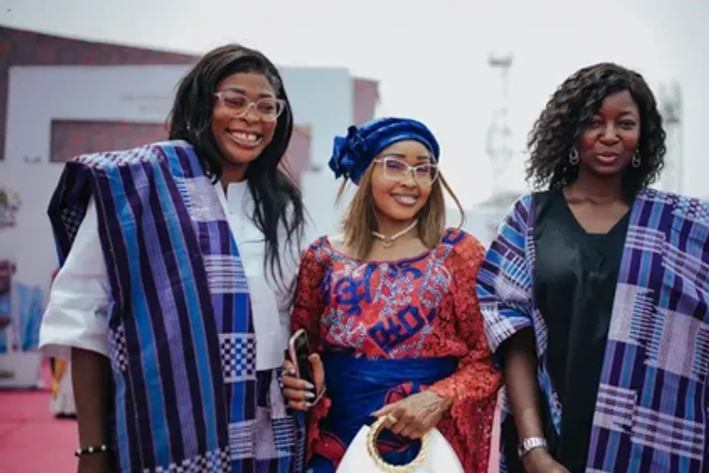 Mulheres Sul-Africanas Alcançam Sucessos Significativos em Educação, Emprego e Mudança de Modelos Familiares em Três Décadas