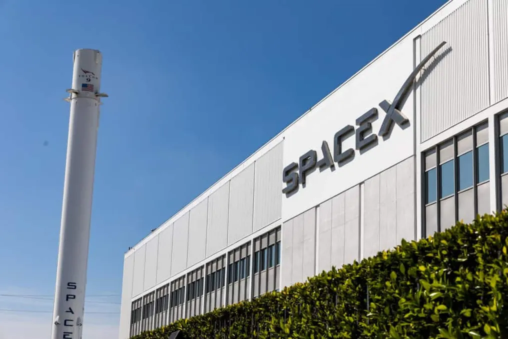 Regulyativ hujjat Elon Muskning SpaceX aksiyalarining deyarli 50% ga egalik qilganini koʻrsatadi