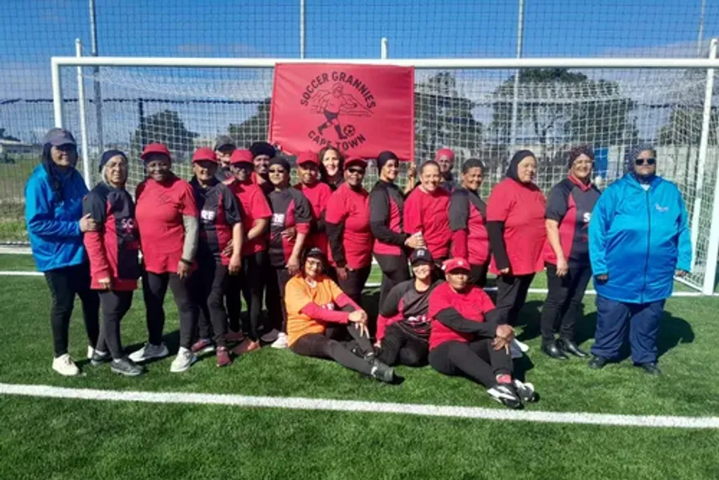 Команда Granny Cape Flats Soccer Team собирает средства на поездку в Соуэто для участия в турнире
