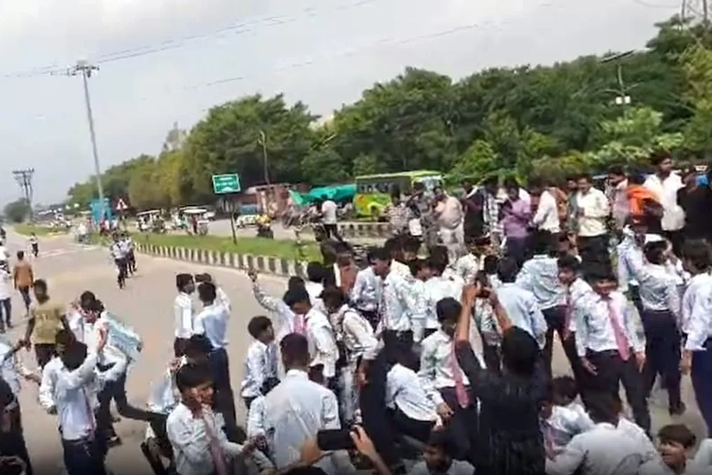 Students take to the streets in Lucknow over teacher shortage; minister has to explain the situation