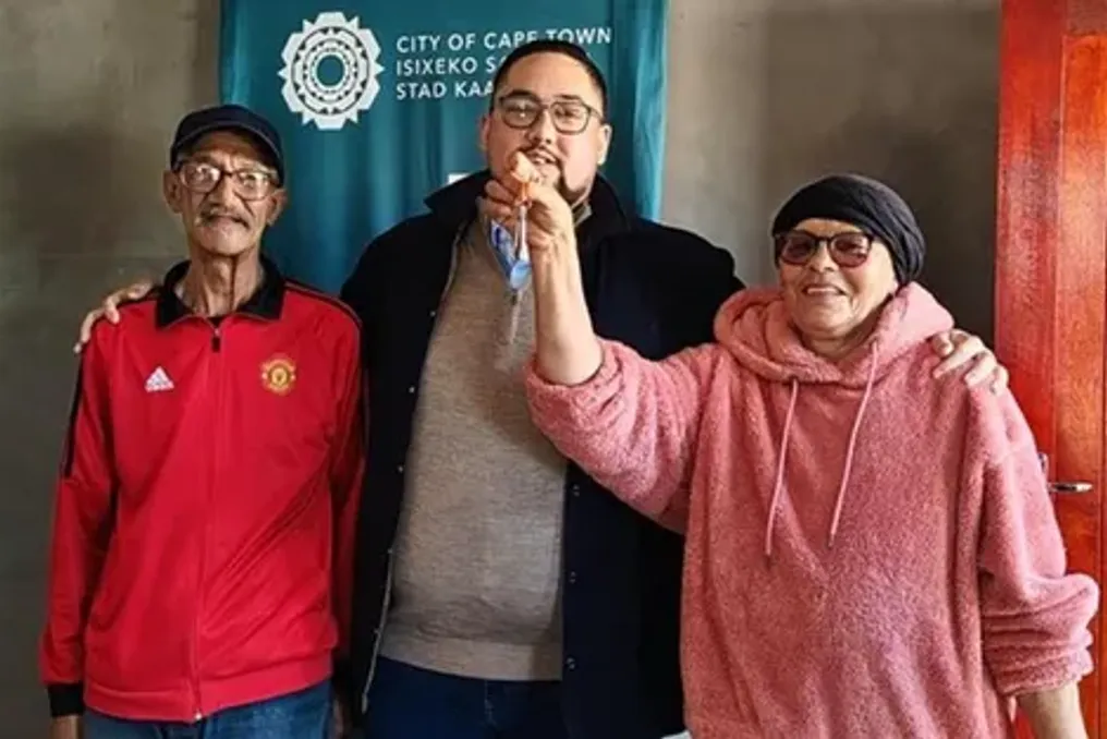 18 famílias receberam chaves de novas moradias no projeto Elsies River em Cidade do Cabo