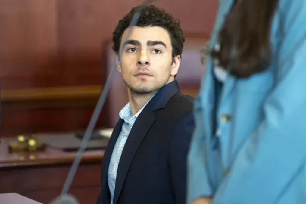 Luigi Mangione admite culpa nas acusações de perseguição, o que afeta julgamento por homicídio