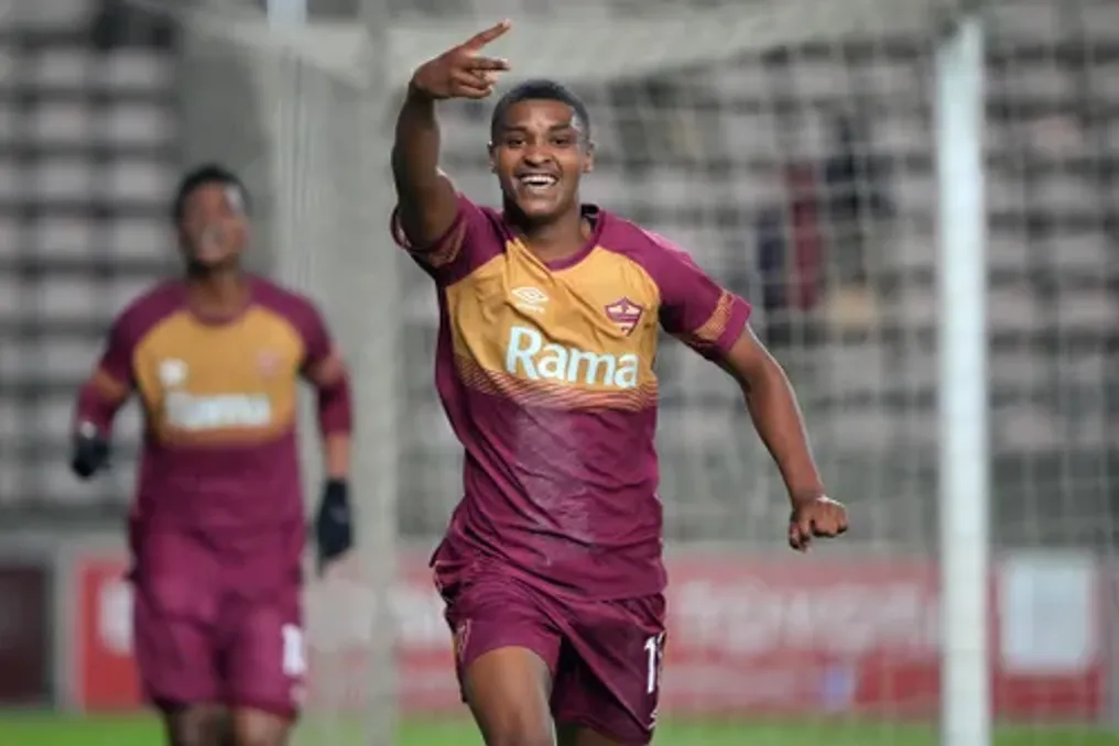 Novato do Stellenbosch FC, Kwan Platjies, marca hat-trick na estreia e dedica-o à mãe