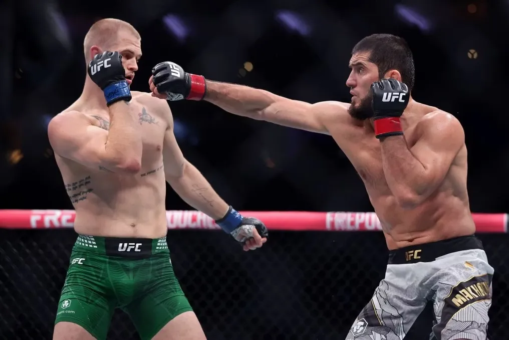 Ислам Махачев защитил титул чемпиона UFC в полусреднем весе в Филадельфии