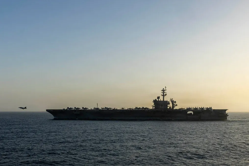 Руководитель Центрального командования США посетил авианосец «Авраам Линкольн» и отметил стойкость экипажа