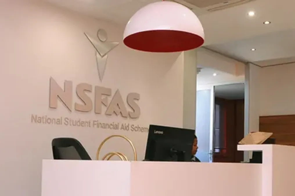 Министр высшего образования предупреждает о дефиците финансирования NSFAS в размере 15 миллиардов рандов