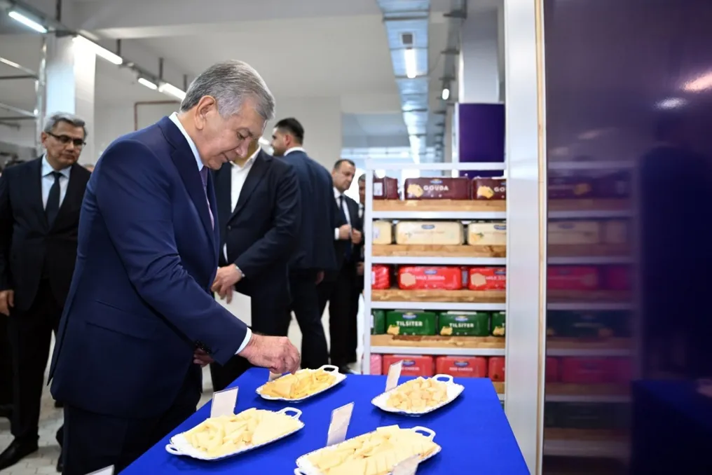 Мирзиёев осмотрел новое молочное производство в Ургенчском районе