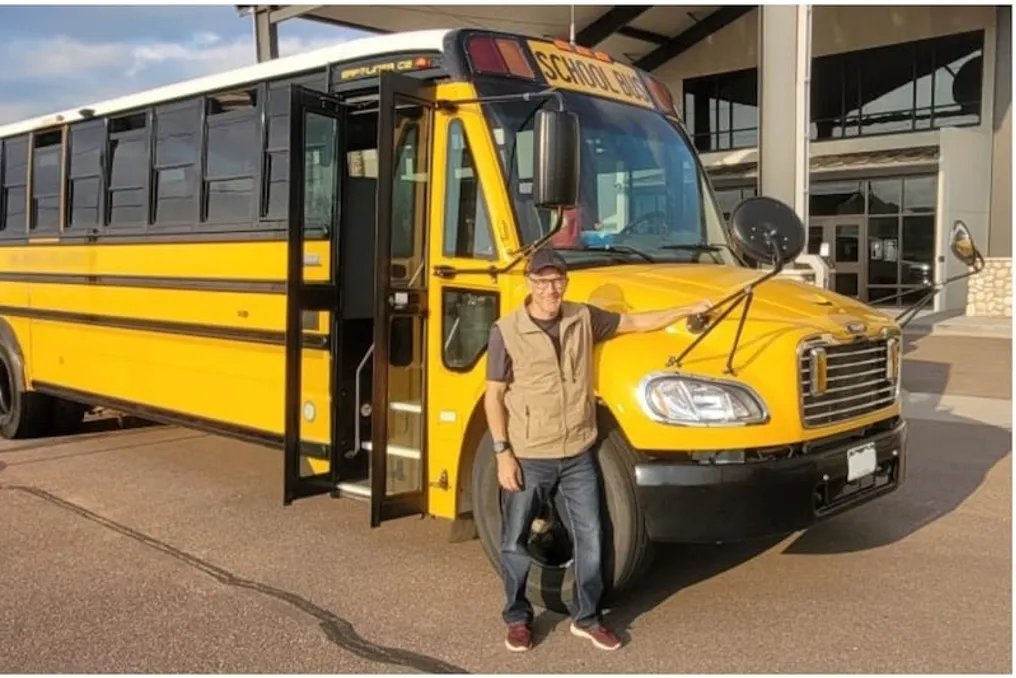Especialista em tecnologia com 25 anos de experiência em computadores começa a trabalhar como motorista de ônibus escolar