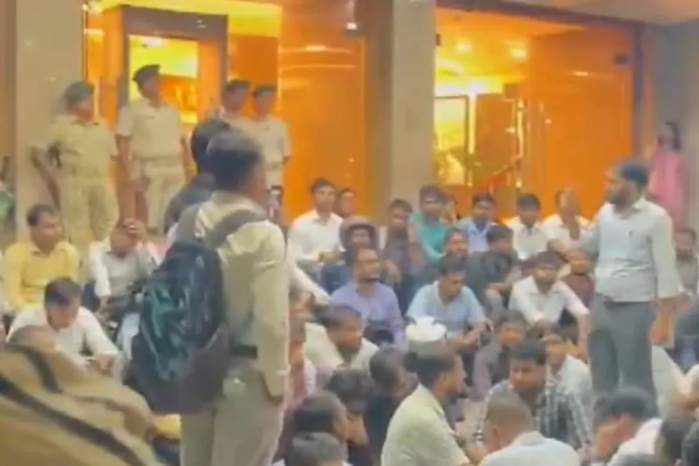 Em resposta à decisão do governo, candidatos CGL protestam em Ranchi reunidos em frente ao edifício Project Bhawan