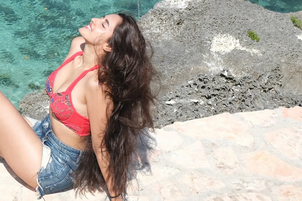 Atriz Simart Kaur exibe fotos ousadas em top de biquíni, revelando seu visual glamouroso