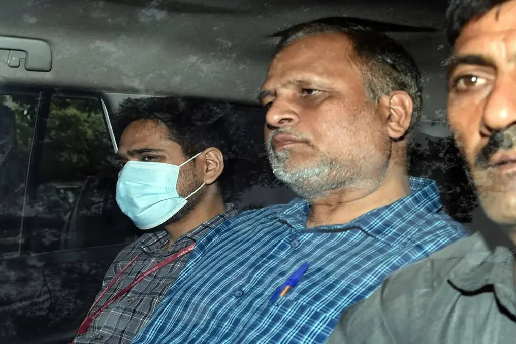 दिल्ली जल बोर्ड के पूर्व महाप्रबंधक, सत्येंद्र जैन सहित, भ्रष्टाचार मामले में गिरफ्तार