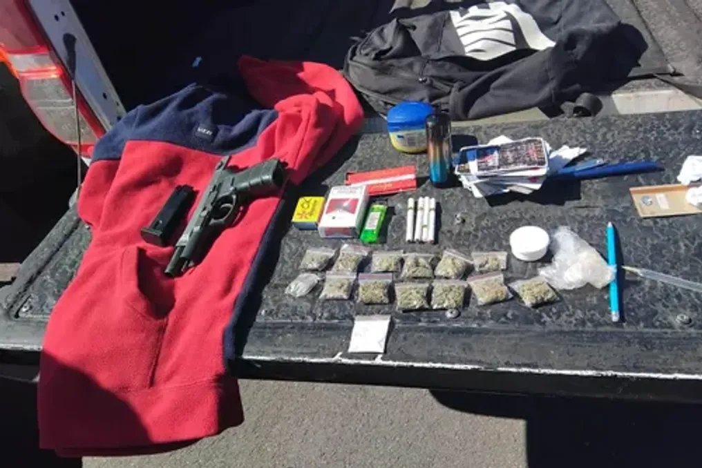 Drogas, cocaína e réplicas de armas encontradas em escolas sul-africanas após incursões; pais exigem medidas mais rigorosas