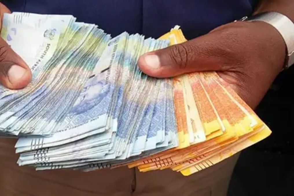 64% dos sul-africanos preferem guardar economias em dinheiro em casa, segundo relatório da Old Mutual