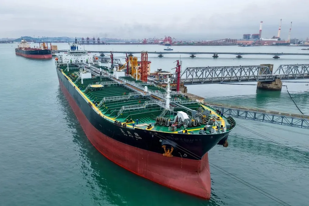 Китай стабилизировал нефтяные рынки, ограничив закупки и используя стратегические запасы