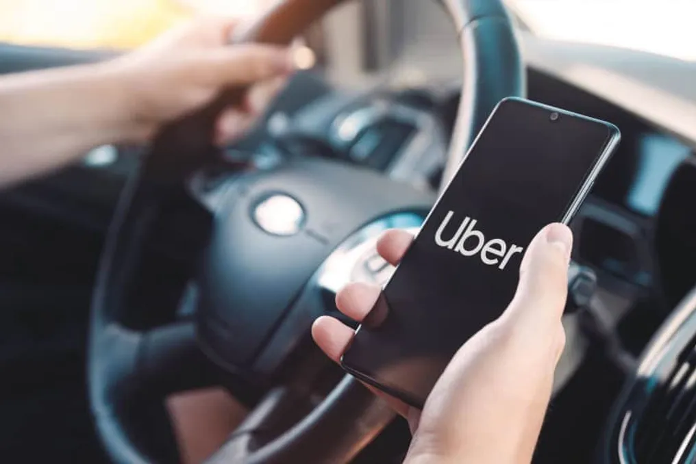 Uber, algoritmdan foydalanish orqali haydovchilarni toʻxtatgani uchun GNLdan taxminan 5 milliard soʻm jarima oldi