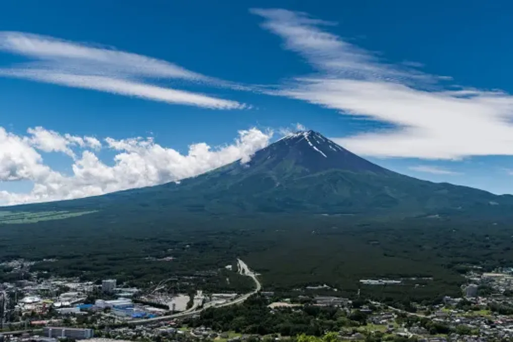 Homem é punido pela polícia por deixar filho de 7 anos sozinho no Monte Fuji durante a escalada