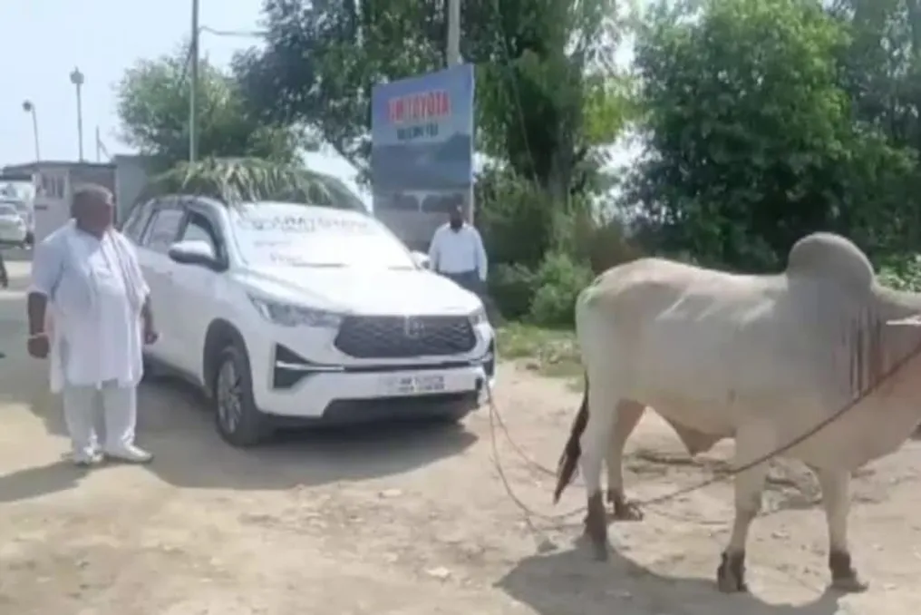 पंजीकरण में देरी के कारण पंजाब में नई कार का मालिक बैलगाड़ी से विरोध कर रहा है