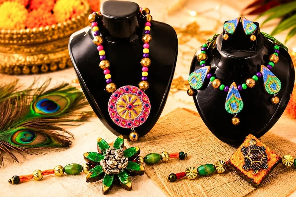 सोने और चांदी की कीमतों में वृद्धि के कारण, रक्शा बंधन 2026 के लिए गोबर से बने ब्रेसलेट और गहने बेचे जा रहे हैं