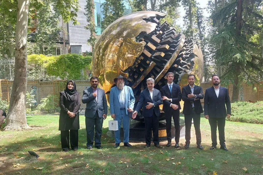 पुनर्स्थापित अर्नाल्डो पोमोडोरो की गोलाकार कृति तेहरान के संग्रहालय में प्रदर्शित हुई