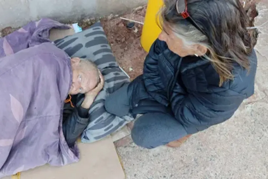 Homem de 72 anos encontrado em fezes na berma da estrada em KZN foi hospitalizado após ajuda de moradores locais