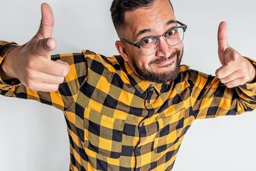 Comediante Yasin Barnes pede aos sul-africanos para pararem de levar a vida muito a sério no show 'Just Jokes'