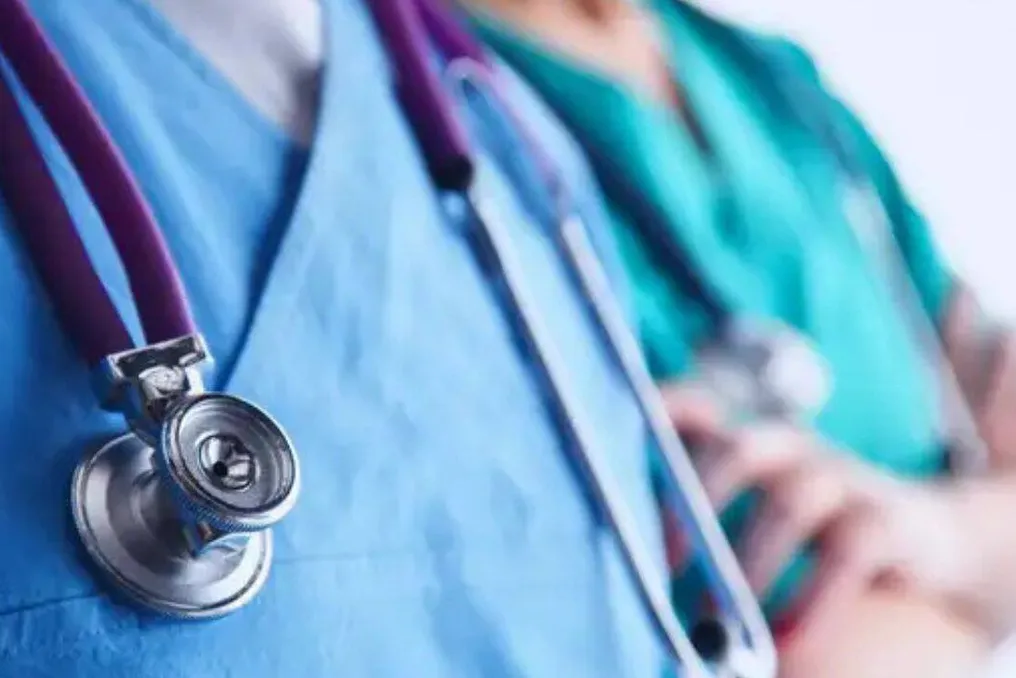 Comissão Médica Nacional exige reregistro de médicos antigos, mas não consegue registrar novos especialistas