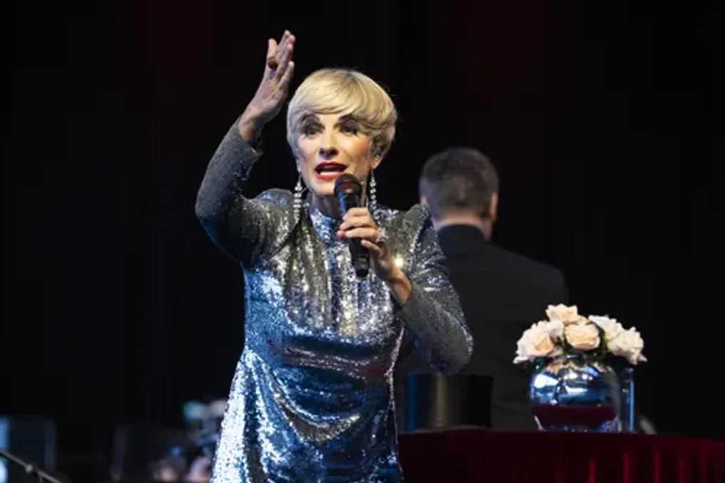 Adrienne Han Cape Towndagi yangi sanʼatlar seriyasi doirasida Parij kabareini taqdim etadi