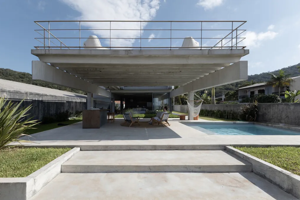Casa Guaratuba / Studio 41: Togʻa va dengiz orasidagi uy, plyaj boʻyidagi balkon bilan