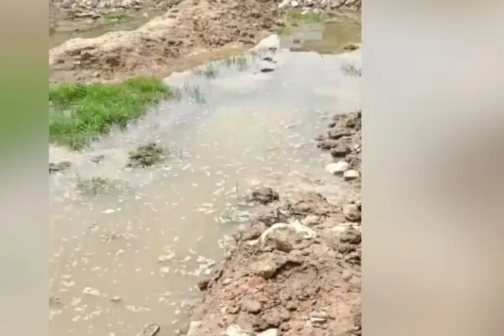 Two children drowned in a pit dug for house construction; father found them by floating slippers