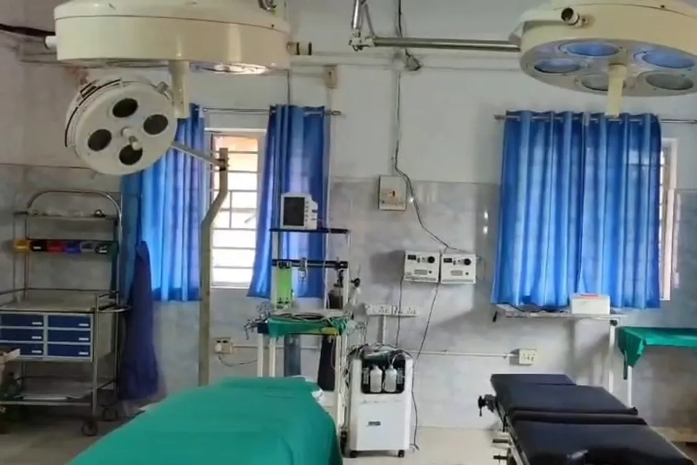 Serpente que perseguia ratos fica presa em lâmpada em hospital cirúrgico em Dhanbad