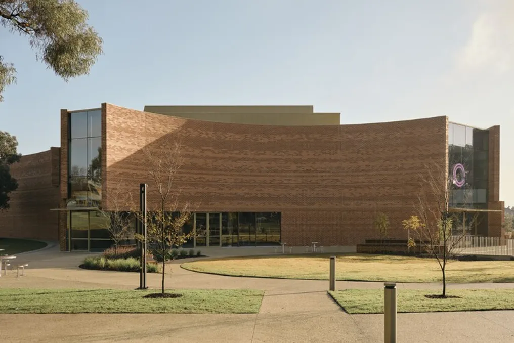 Projeto O Centro Round Whitehorse da Kerstin Thompson Architects e BKK Architects