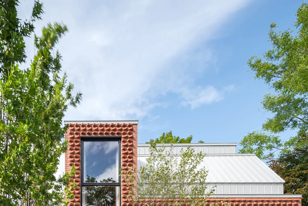 Projeto Garden Laneway House apresenta arquitetura moderna em Toronto com fachada de tijolos rotacionados