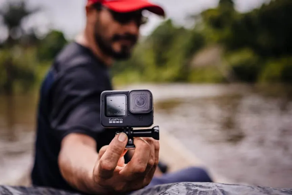 GoPro valoriza após investimento milionário de YouTuber e planos de fusão com empresa de fotônica para IA