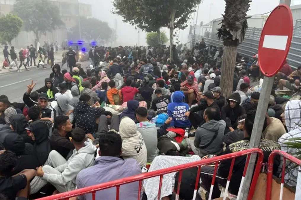 Moradores de Ceuta protestam contra a construção de centros de detenção de migrantes