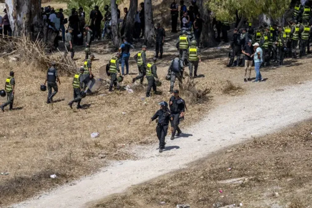 21 migrantes são repatriados após atirar pedras a patrulha militar em Ceuta