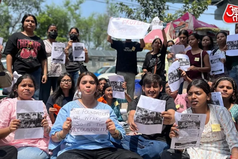 Após o colapso de um prédio em Satya Niketan, estudantes da Universidade de Delhi protestam por dormitórios