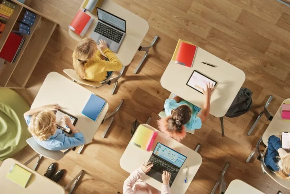 OCDE aponta que uso diário de IA pode impactar o rendimento escolar, segundo dados do Pisa