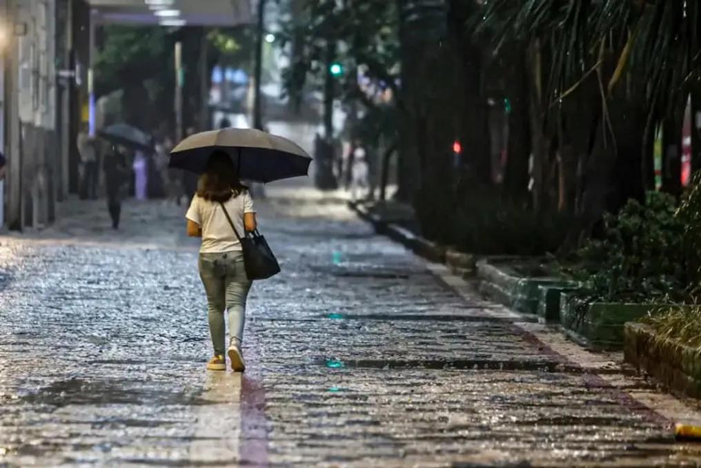 Instituto Nacional de Meteorologia emite alerta vermelho por tempestades e risco de tornados na Região Sul