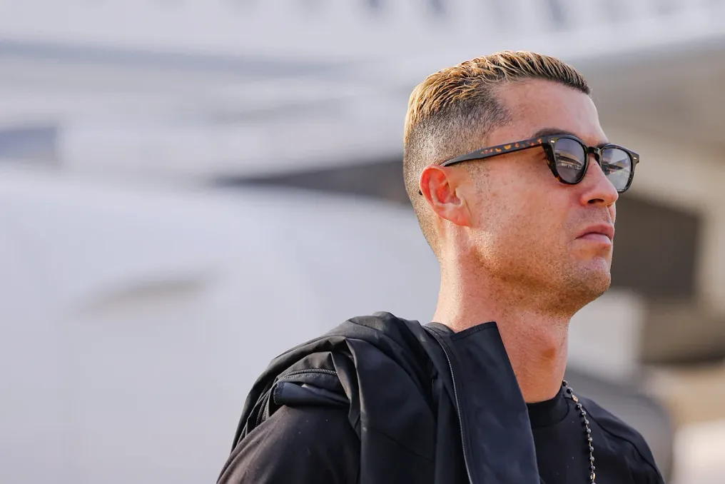 Cristiano Ronaldo chega ao Al Ain antes do jogo do Al Nassr na Liga dos Campeões da Ásia