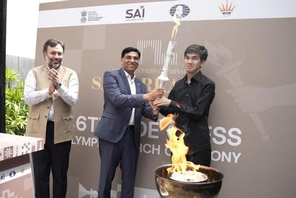 World Olympiad Chess Torch Passed to Uzbek Grandmaster and Sent to Uzbekistan