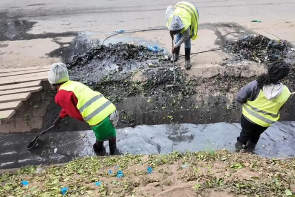 Moradores de Nairobi se preparam para El Niño com obras de melhoria do sistema de drenagem