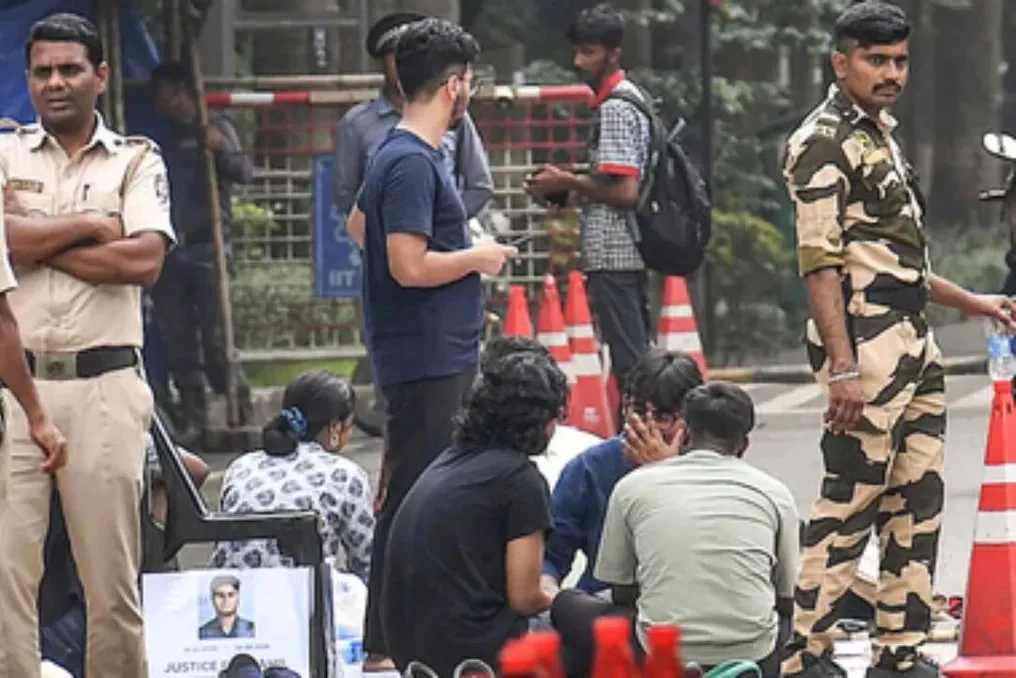 IIT-बॉम्बे में छात्र मामलों के डीन की गतिविधियों पर छात्र की आत्महत्या के बाद रोक; संस्थान ने माफी मांगी