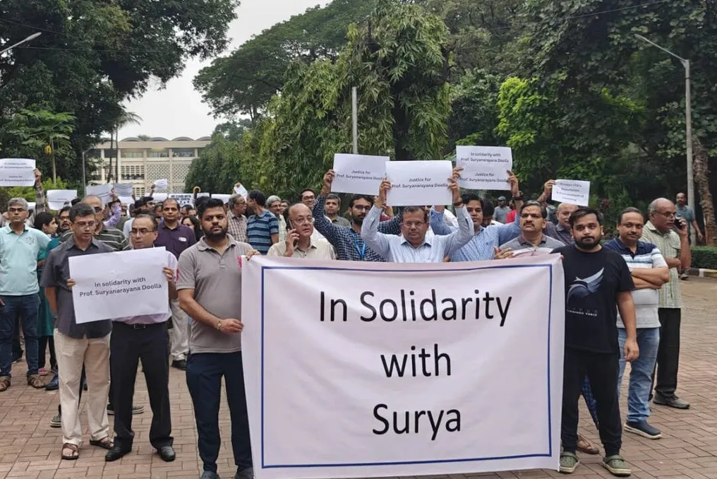 Преподаватели IIT Bombay вышли в поддержку профессора Дулла после самоубийства студента