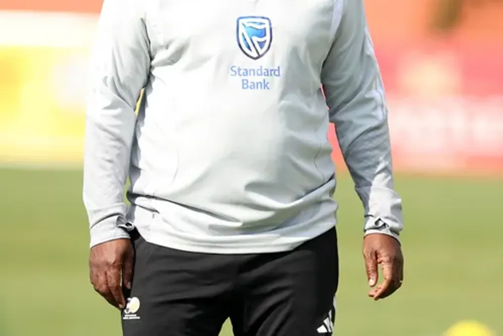 Treinador de Bafana Bafana, Pitso Mosimane, alerta jogadores sobre a inadmissibilidade de senso de direito ao lugar no time