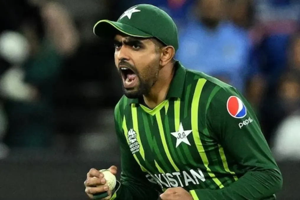 Ex-capitão do Paquistão, Waqar Younis, critica a carga na carreira de Babar Azam devido à liderança da equipe
